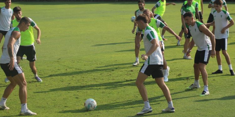Adrián Fuentes en el rondo frente al joven Javi Antrás con Alberto del Moral a la derecha.