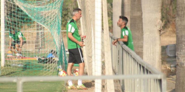 Iván Ania pidiéndole a Gaspar al lateral Dani Albuera ante la ausencia de Albarrán.