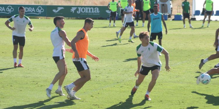 George Andrews ante Adrián Fuentes.