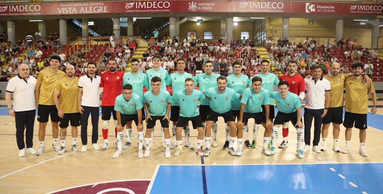 Equipo y afición ante el Jaén Paraíso Interior.