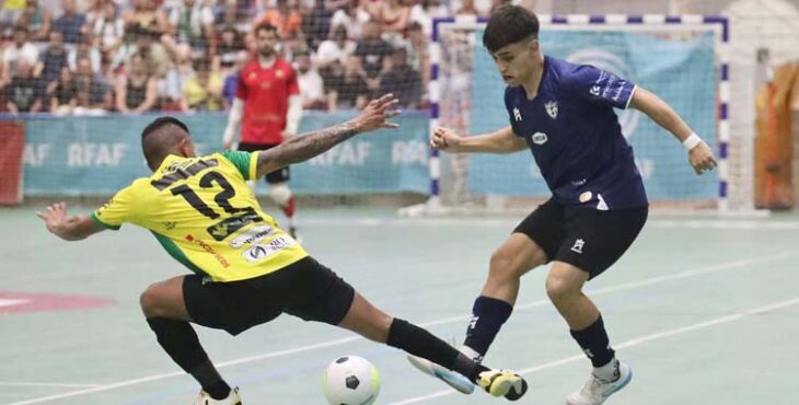 Enzo Báez encara a un jugador del Jaén Paraíso Interior.