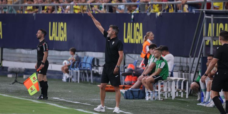 Iván Ania dando instrucciones en la banda del Nuevo Mirandilla.