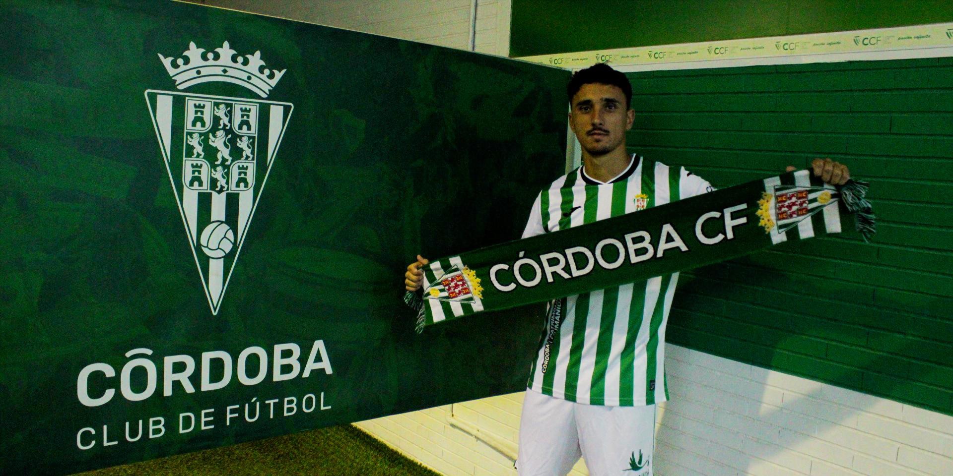Ignasi Villarrasa mostrando la bufanda blanquiverde junto al escudo del Córdoba.