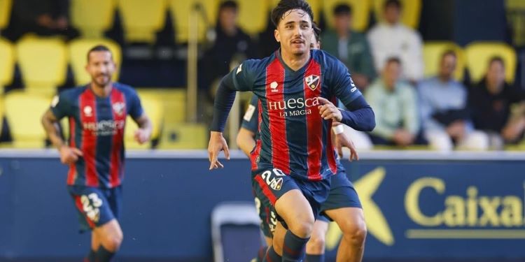El lateral zurdo de la SD Huesca Ignasi Vilarrasa celebrando un gol.