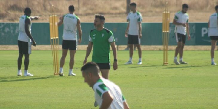 Pensativo. Iván Ania mirando al horizonte con Diego Bri en primer plano.