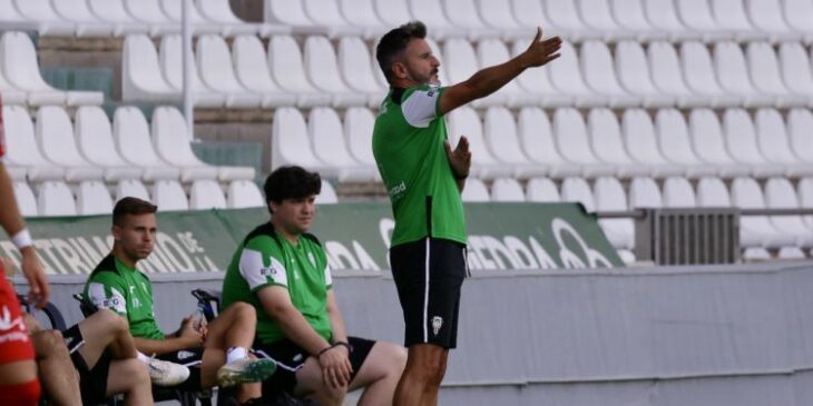 Iván Ania dando instrucciones desde la banda de Preferencia de El Arcángel.