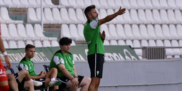 Iván Ania dando instrucciones desde la banda de Preferencia de El Arcángel.