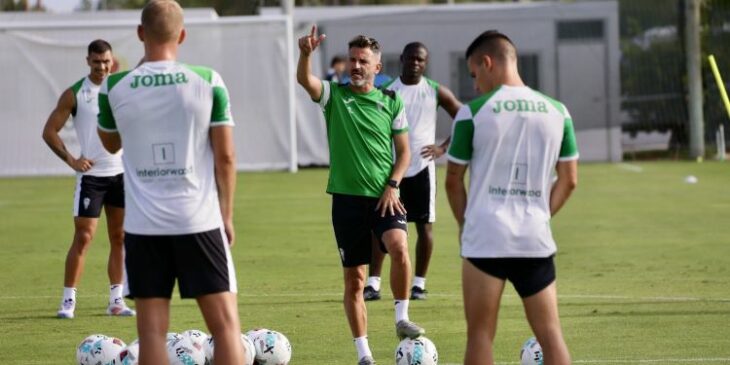 Iván Ania dando instrucciones a sus hombres en la concentración de Oliva.