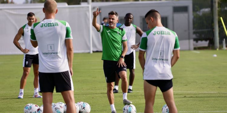 Iván Ania dando instrucciones a sus hombres en la concentración de Oliva.