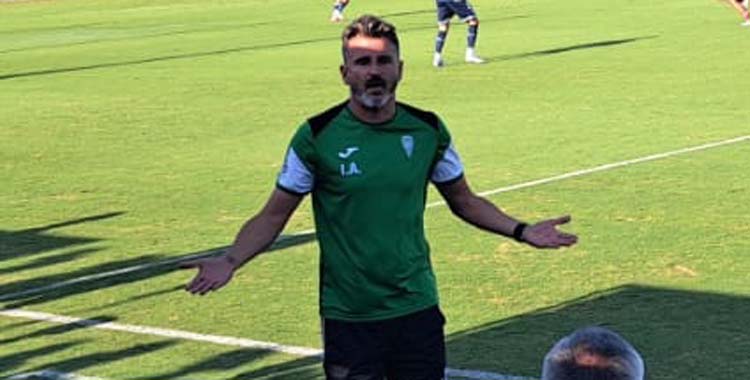 Iván Ania se dirige al banquillo en el partido ante el Al Arabi.