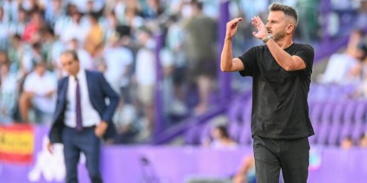 Iván Ania dando instrucciones en Pucela con el charrúa Almada al fondo.