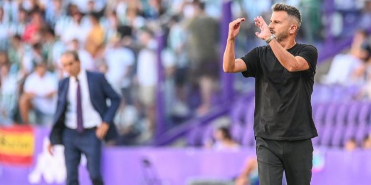 Iván Ania dando instrucciones en Pucela con el charrúa Almada al fondo.