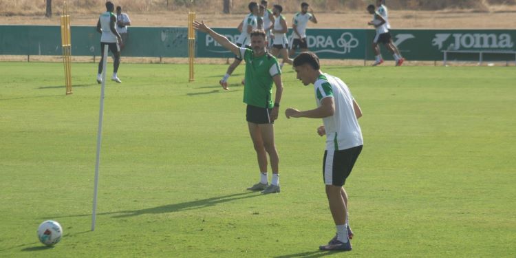 Iván Ania dando instrucciones a sus hombres con el catalán Ignasi Vilarrasa en primer plano esperando el balón.