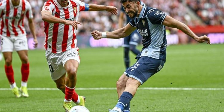 Jacobo González lanzando a portería en la jugada del gol. Foto: LaLiga Hypermotion