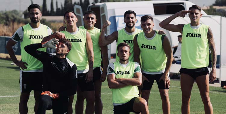 Varios futbolistas del Córdoba tras un entrenamiento.