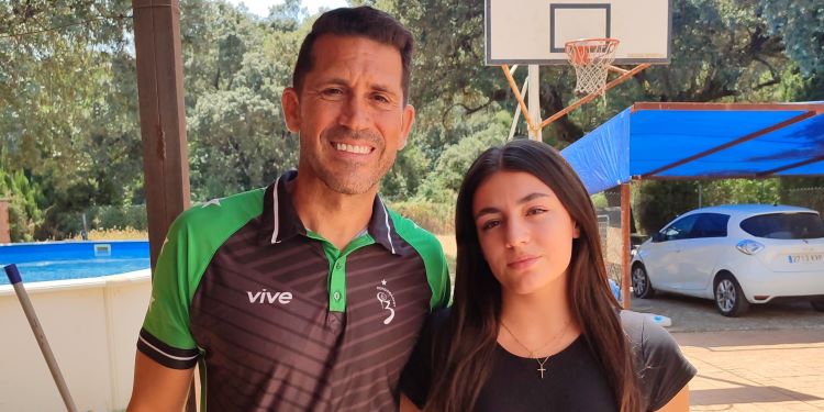 Laura Ariza con Falete Funes, uno de sus entrenadores en el Cordobasket.