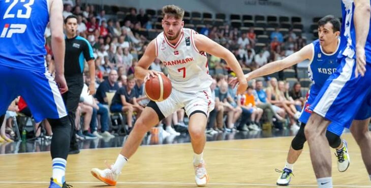 Liam Churchill en un partido con Dinamarca.