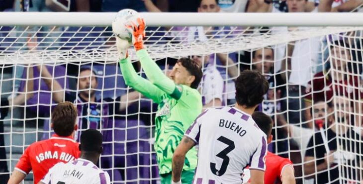 Carlos Marín bloca un balón en el José Zorrilla.