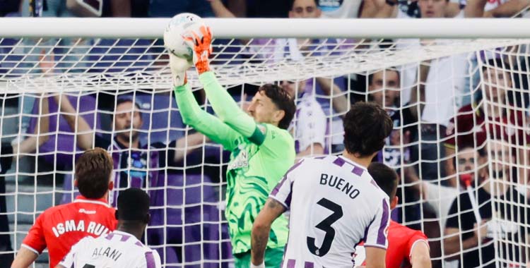 Carlos Marín bloca un balón en el José Zorrilla.