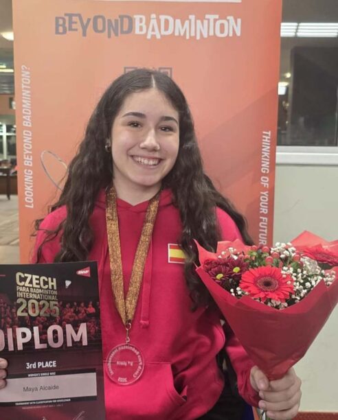Maya Alcaide con su primera medalla internacional.