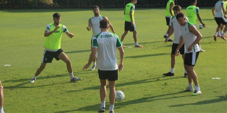 Alberto del Moral a la derecha en un rondo en los entrenamientos.