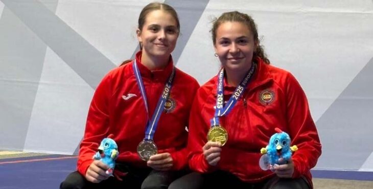 Irene del Rey y Noelia Pontes posan con su plata y su oro.