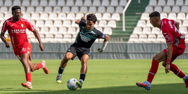 Ntji jugando el amistoso ante el Betis Deportivo en El Arcángel.