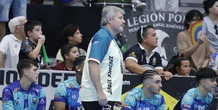 Paco Bustos sigue el juego de su equipo en la Copa Andalucía.