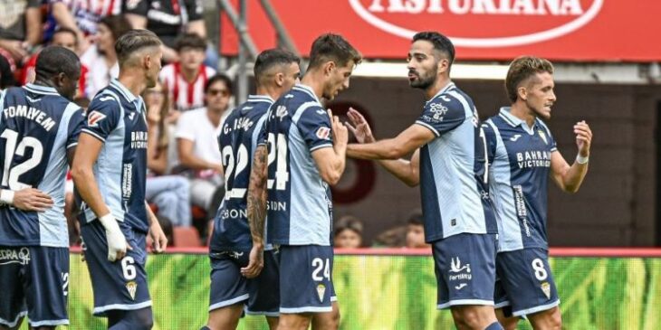 Los jugadores del Córdoba celebran el gol en El Molinón.