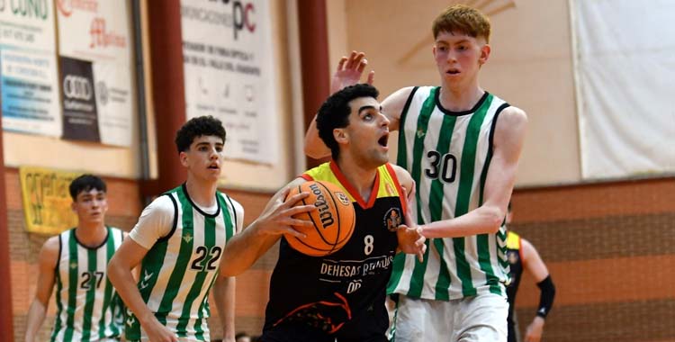 Álex Elías en un partido del Peñarroya de la pasada campaña.