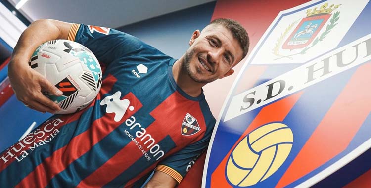 Francisco Portillo posa como nuevo jugador del Huesca.