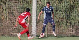 Álex Sala encara a un rival en el tercer amistoso del Córdoba.