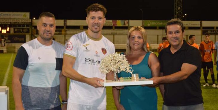 Edu Chía recoge el Trofeo Ciudad de Pozoblanco.