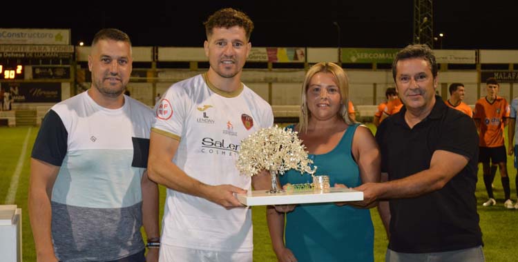 Edu Chía recoge el Trofeo Ciudad de Pozoblanco.