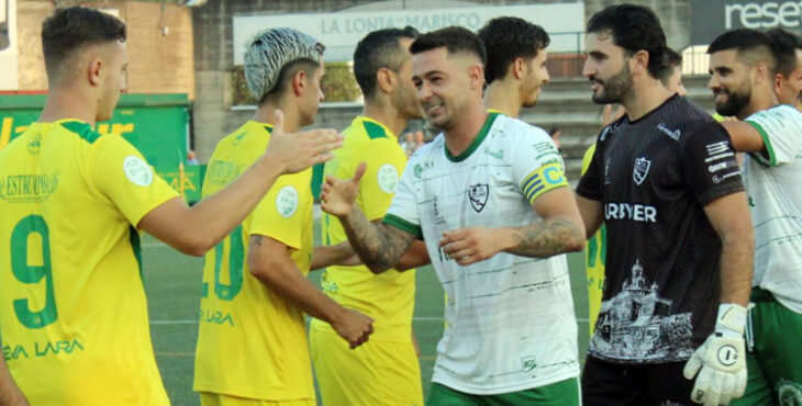 Saludo entre los jugadores antes del comienzo de los cuartos de final de la Copa Andalucía. Foto: Montilla CF