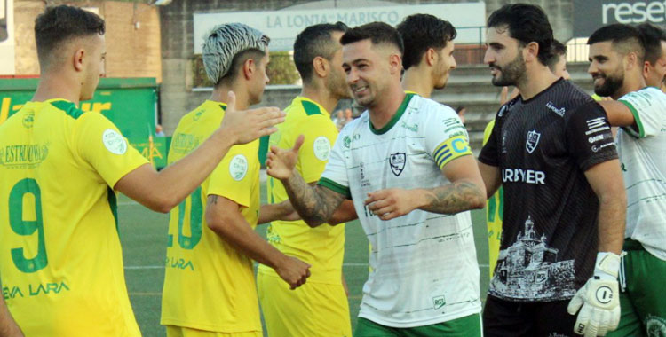 Saludo entre los jugadores antes del comienzo de los cuartos de final de la Copa Andalucía. Resultado 0-4 para Atlético Palma del Río