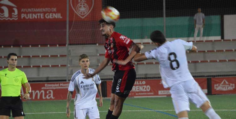 Salva Vegas gana un balón aéreo ante el Real Madrid Castilla.