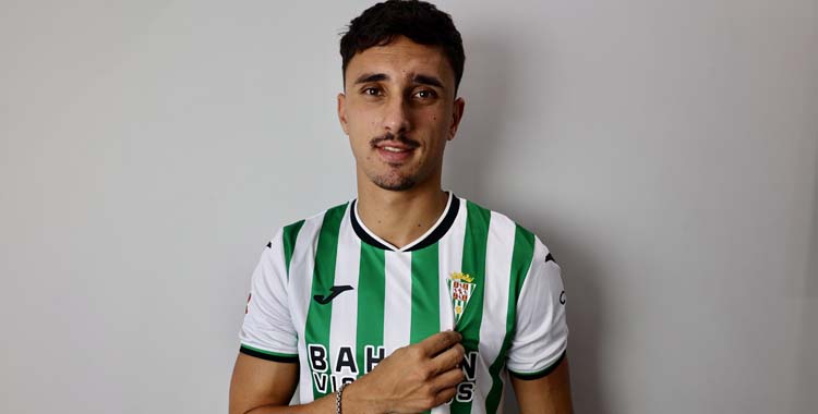Ignasi Vilarrasa posa con la camiseta del Córdoba.