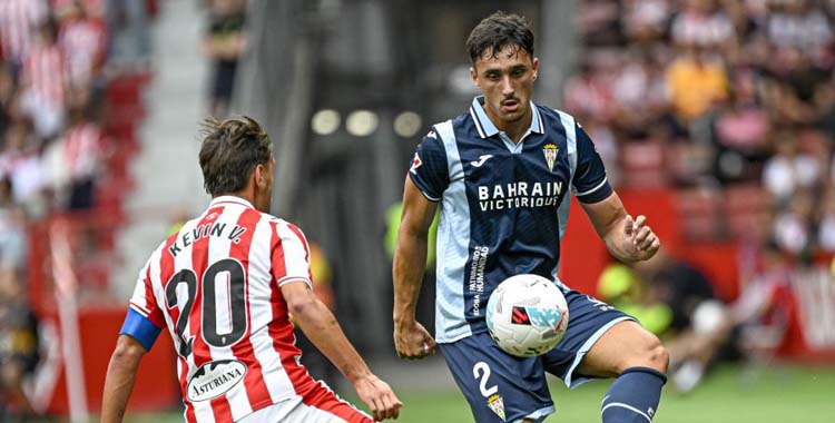 Vilarrasa en su debut con el Córdoba en El Molinón.