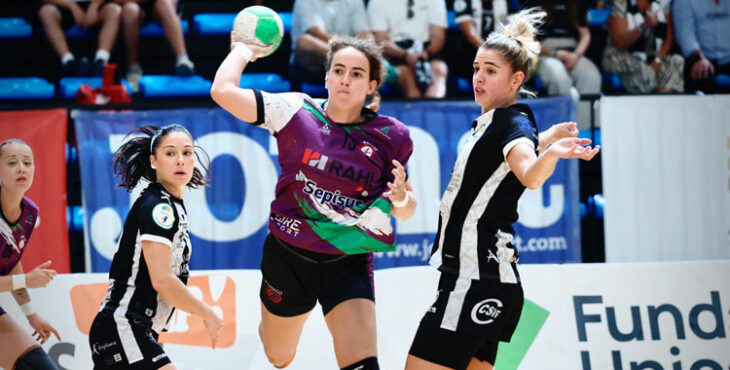 Carla Montero penetra para lanzar ante la defensa malagueña. Foto: Pepe Ortega / Federación Andaluza de Balonmano