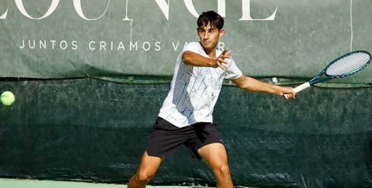 Alejandro López durante un partido en el ITF M25 de Setúbal, donde logró su primer punto ATP en dobles y suma ya tres en el ranking mundial.