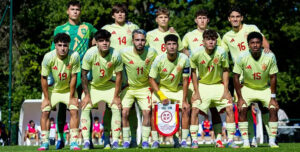La formación inicial del último partido de España sub20 en Francia, con Cuenca como titular en la fila de arriba y sin Jan Salas, que al final se queda en tierra. Foto: RFEF
