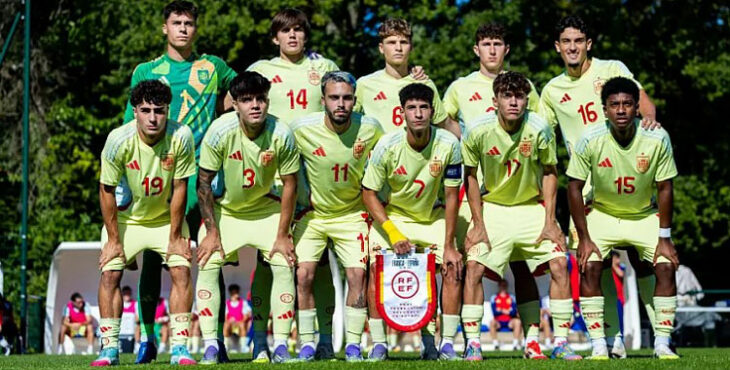 La formación inicial del último partido de España sub20 en Francia, con Cuenca como titular en la fila de arriba y sin Jan Salas, que al final se queda en tierra. Foto: RFEF