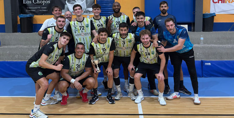 El equipo de Los Dólmenes Antequera posando tras ganar el Torneo de La Salle