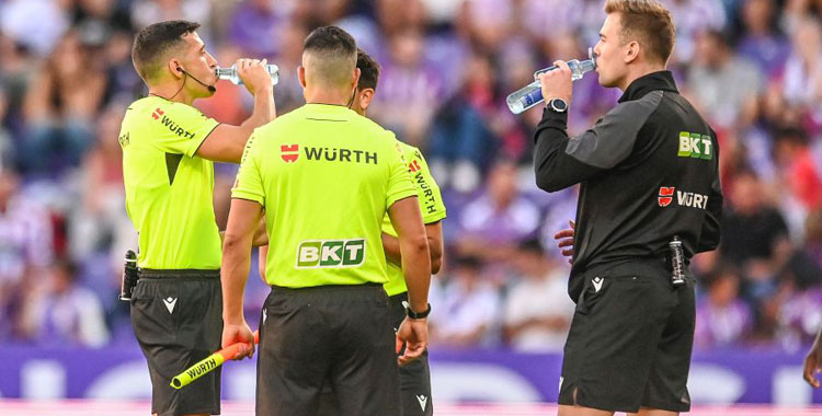 Los árbitros de Valladolid tomándose un refresquito en el transcurso del encuentro. Foto: LaLiga Hypermotion