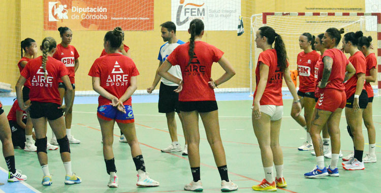 Benito Puerto habla a sus chicas en un entrenamiento. Foto: Rafa Barroso / CBM