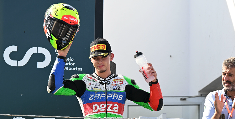 Pepe Osuna celebrando el podium