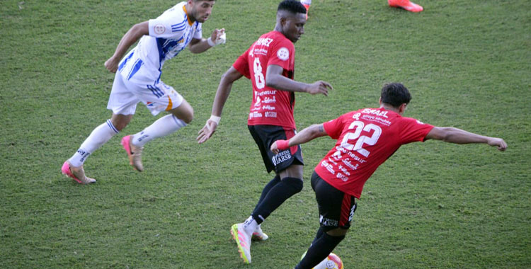Carlos Ramírez e Ismael García en una acción de ataque en el Colombino. Foto: Tino Navas / Salerm Puente Genil
