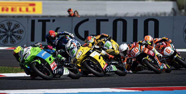 Los pilotos en plena acción en Magny Cours