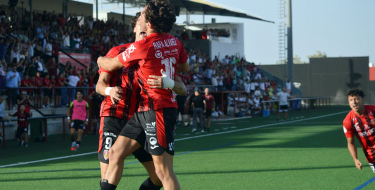 La celebración del primer tanto del Salerm Puente Genil en Segunda Federación, obra de Rafita. Foto: Tino Navas / Salerm Puente Genil
